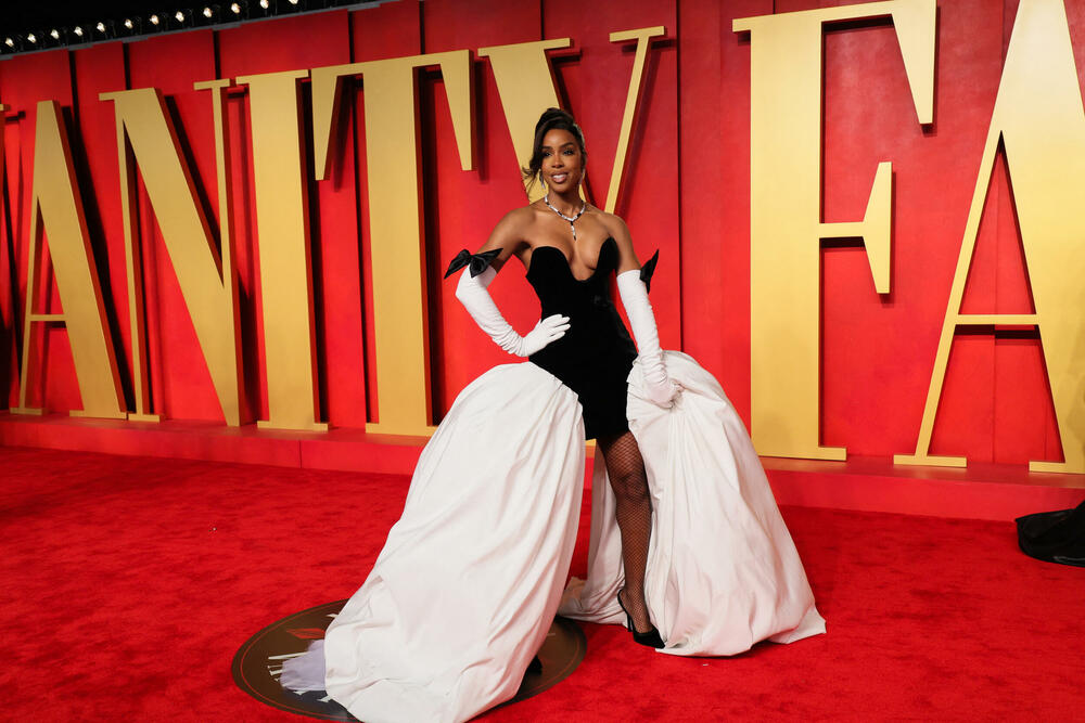 <p>Dodjelom Oskara u Los Anđelesu sinoć je završena sezona dodjele filmskih nagrada.</p>  <p>Film "Openhajmer" Kristofera Nolana osvojio je sedam Oskara, a nagrada za najbolji scenario otišla je filmu "Anatomija pada".</p>  <p>Film o tvorcu atomske bombe Robertu Openhajmeru koji je dobio odlične kritike i dobio najviše, 13 nominacija za Oskara, osvojio je sedam nagrada, među kojima za najbolju film, najbolju režiju, najboljeg glumca i najbolju sporednu mušku ulogu.<br /> </p>