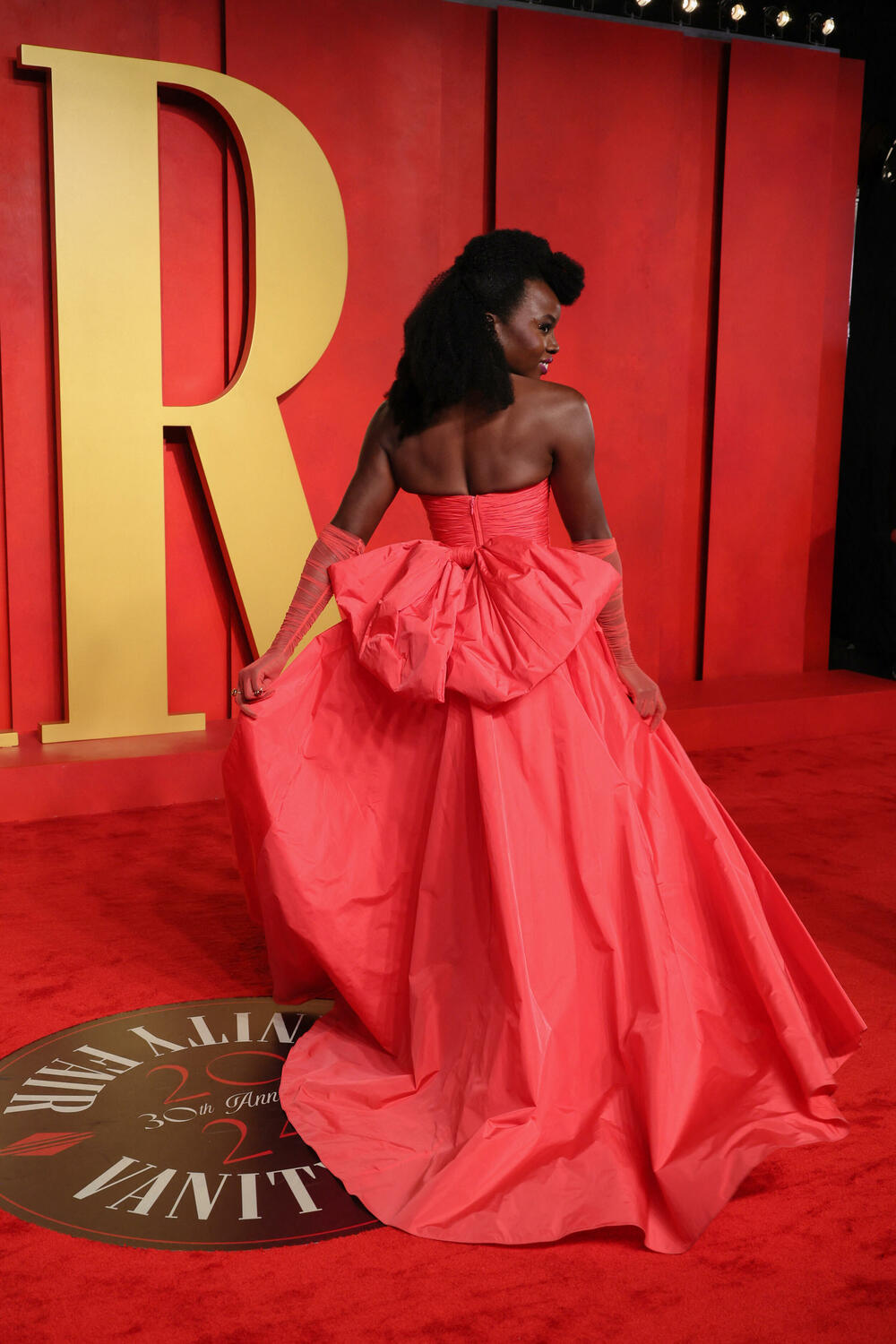 <p>Dodjelom Oskara u Los Anđelesu sinoć je završena sezona dodjele filmskih nagrada.</p>  <p>Film "Openhajmer" Kristofera Nolana osvojio je sedam Oskara, a nagrada za najbolji scenario otišla je filmu "Anatomija pada".</p>  <p>Film o tvorcu atomske bombe Robertu Openhajmeru koji je dobio odlične kritike i dobio najviše, 13 nominacija za Oskara, osvojio je sedam nagrada, među kojima za najbolju film, najbolju režiju, najboljeg glumca i najbolju sporednu mušku ulogu.<br /> </p>