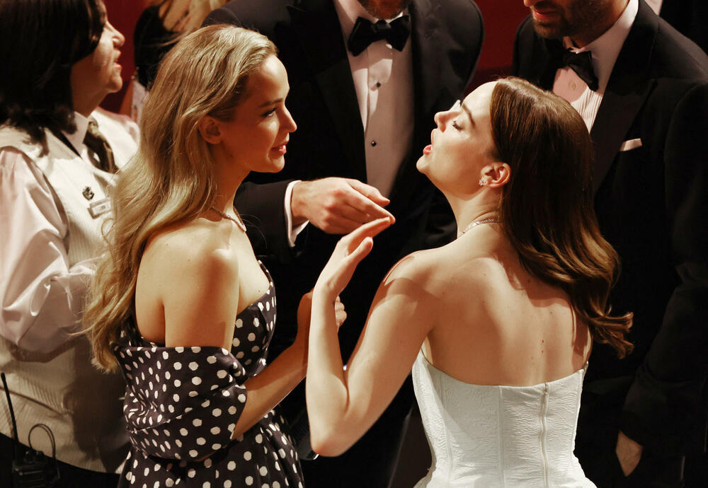 <p>Dodjelom Oskara u Los Anđelesu sinoć je završena sezona dodjele filmskih nagrada.</p>  <p>Film "Openhajmer" Kristofera Nolana osvojio je sedam Oskara, a nagrada za najbolji scenario otišla je filmu "Anatomija pada".</p>  <p>Film o tvorcu atomske bombe Robertu Openhajmeru koji je dobio odlične kritike i dobio najviše, 13 nominacija za Oskara, osvojio je sedam nagrada, među kojima za najbolju film, najbolju režiju, najboljeg glumca i najbolju sporednu mušku ulogu.<br /> </p>