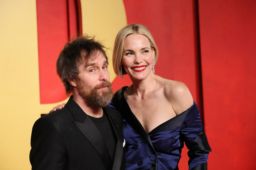 <p>Dodjelom Oskara u Los Anđelesu sinoć je završena sezona dodjele filmskih nagrada.</p>  <p>Film "Openhajmer" Kristofera Nolana osvojio je sedam Oskara, a nagrada za najbolji scenario otišla je filmu "Anatomija pada".</p>  <p>Film o tvorcu atomske bombe Robertu Openhajmeru koji je dobio odlične kritike i dobio najviše, 13 nominacija za Oskara, osvojio je sedam nagrada, među kojima za najbolju film, najbolju režiju, najboljeg glumca i najbolju sporednu mušku ulogu.<br /> </p>