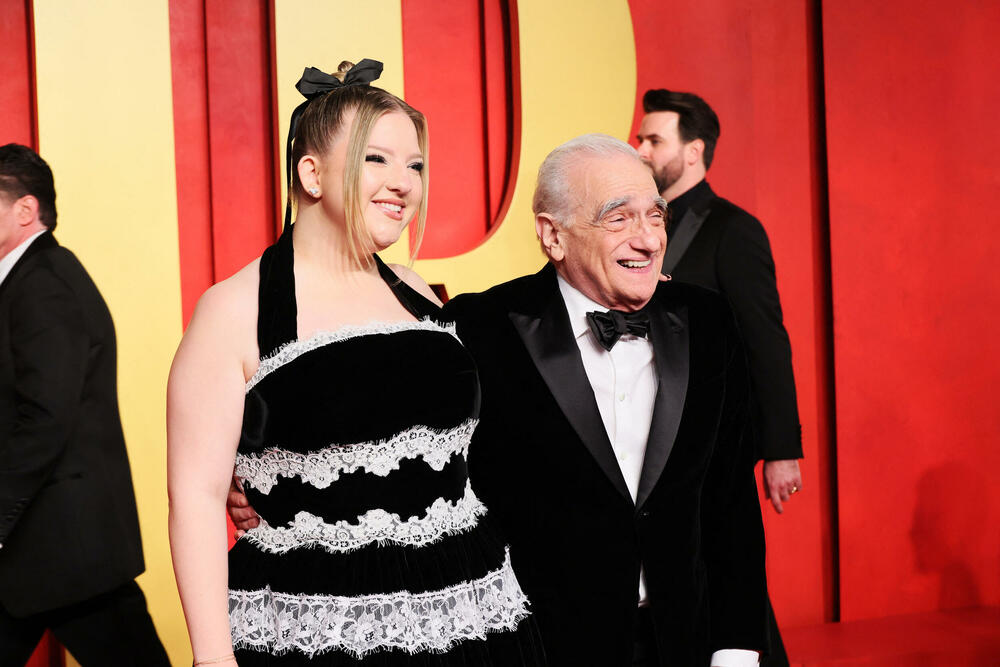 <p>Dodjelom Oskara u Los Anđelesu sinoć je završena sezona dodjele filmskih nagrada.</p>  <p>Film "Openhajmer" Kristofera Nolana osvojio je sedam Oskara, a nagrada za najbolji scenario otišla je filmu "Anatomija pada".</p>  <p>Film o tvorcu atomske bombe Robertu Openhajmeru koji je dobio odlične kritike i dobio najviše, 13 nominacija za Oskara, osvojio je sedam nagrada, među kojima za najbolju film, najbolju režiju, najboljeg glumca i najbolju sporednu mušku ulogu.<br /> </p>