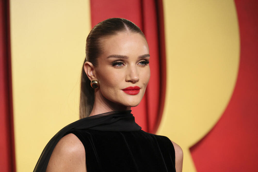 <p>Dodjelom Oskara u Los Anđelesu sinoć je završena sezona dodjele filmskih nagrada.</p>  <p>Film "Openhajmer" Kristofera Nolana osvojio je sedam Oskara, a nagrada za najbolji scenario otišla je filmu "Anatomija pada".</p>  <p>Film o tvorcu atomske bombe Robertu Openhajmeru koji je dobio odlične kritike i dobio najviše, 13 nominacija za Oskara, osvojio je sedam nagrada, među kojima za najbolju film, najbolju režiju, najboljeg glumca i najbolju sporednu mušku ulogu.<br /> </p>