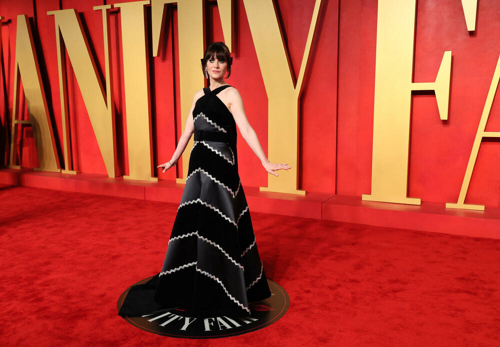 <p>Dodjelom Oskara u Los Anđelesu sinoć je završena sezona dodjele filmskih nagrada.</p>  <p>Film "Openhajmer" Kristofera Nolana osvojio je sedam Oskara, a nagrada za najbolji scenario otišla je filmu "Anatomija pada".</p>  <p>Film o tvorcu atomske bombe Robertu Openhajmeru koji je dobio odlične kritike i dobio najviše, 13 nominacija za Oskara, osvojio je sedam nagrada, među kojima za najbolju film, najbolju režiju, najboljeg glumca i najbolju sporednu mušku ulogu.<br /> </p>