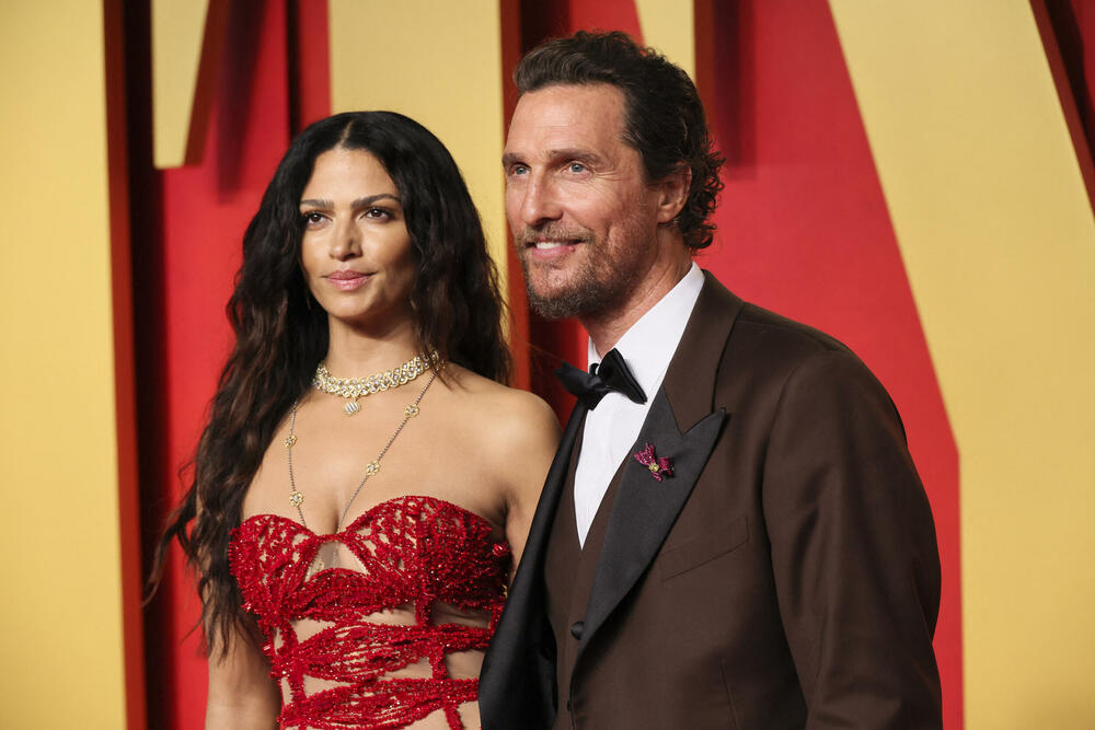 <p>Dodjelom Oskara u Los Anđelesu sinoć je završena sezona dodjele filmskih nagrada.</p>  <p>Film "Openhajmer" Kristofera Nolana osvojio je sedam Oskara, a nagrada za najbolji scenario otišla je filmu "Anatomija pada".</p>  <p>Film o tvorcu atomske bombe Robertu Openhajmeru koji je dobio odlične kritike i dobio najviše, 13 nominacija za Oskara, osvojio je sedam nagrada, među kojima za najbolju film, najbolju režiju, najboljeg glumca i najbolju sporednu mušku ulogu.<br /> </p>