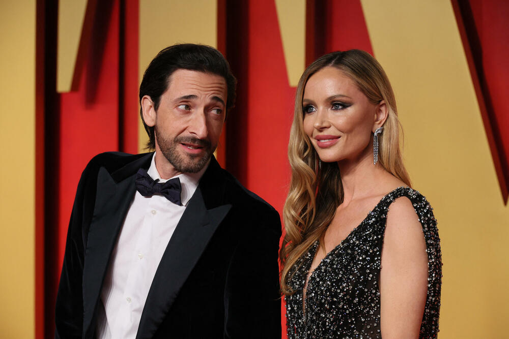 <p>Dodjelom Oskara u Los Anđelesu sinoć je završena sezona dodjele filmskih nagrada.</p>  <p>Film "Openhajmer" Kristofera Nolana osvojio je sedam Oskara, a nagrada za najbolji scenario otišla je filmu "Anatomija pada".</p>  <p>Film o tvorcu atomske bombe Robertu Openhajmeru koji je dobio odlične kritike i dobio najviše, 13 nominacija za Oskara, osvojio je sedam nagrada, među kojima za najbolju film, najbolju režiju, najboljeg glumca i najbolju sporednu mušku ulogu.<br /> </p>