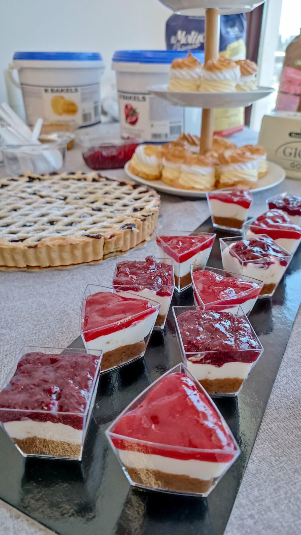 <p>Kompanija ''Panvel'', jedan od lidera u potpuno novom konceptu trgovine na našem tržištu ''Foodservice'' nudi savremen pristup snabdijevanju hotelskih, ugostiteljskih kao i svih objekata koji posluju po principu HoReCe.</p>