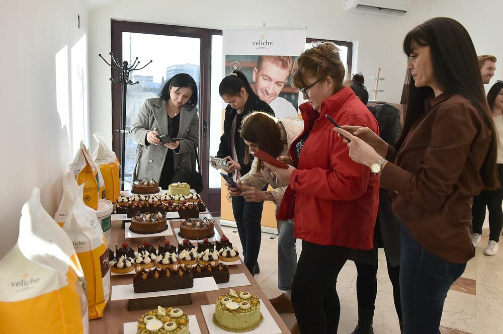 <p>Kompanija ''Panvel'', jedan od lidera u potpuno novom konceptu trgovine na našem tržištu ''Foodservice'' nudi savremen pristup snabdijevanju hotelskih, ugostiteljskih kao i svih objekata koji posluju po principu HoReCe.</p>