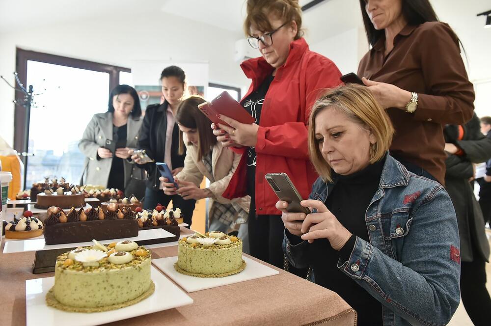 <p>Kompanija ''Panvel'', jedan od lidera u potpuno novom konceptu trgovine na našem tržištu ''Foodservice'' nudi savremen pristup snabdijevanju hotelskih, ugostiteljskih kao i svih objekata koji posluju po principu HoReCe.</p>