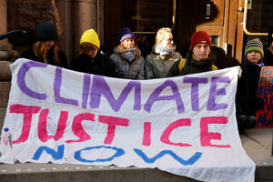 Greta Tunberg i grupa klimatskih aktivista blokirali ulaze u...