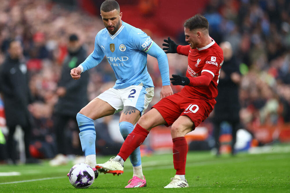 Voker u duelu sa Mekalisterom tokom meča na Enfildu, Foto: Reuters