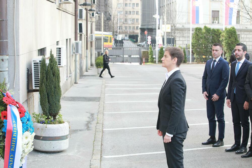 Brnabić  ispred spomen-ploče na mjestu na kom je prije 21 godinu izvršen atentat na Zorana Đinđića., Foto: BETAPHOTO/MILOS MISKOV