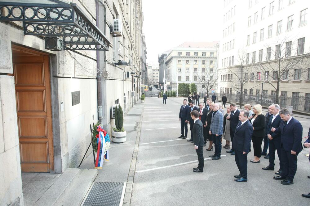 <p>Đinđiću su poštu u Aleji zaslužnih građana na Novom groblju u Beogradu odali građani, Đinđićevi nekadašnji saradnici i članovi Demokratske stranke, čiji je Đinđić bio jedan od osnivača</p>