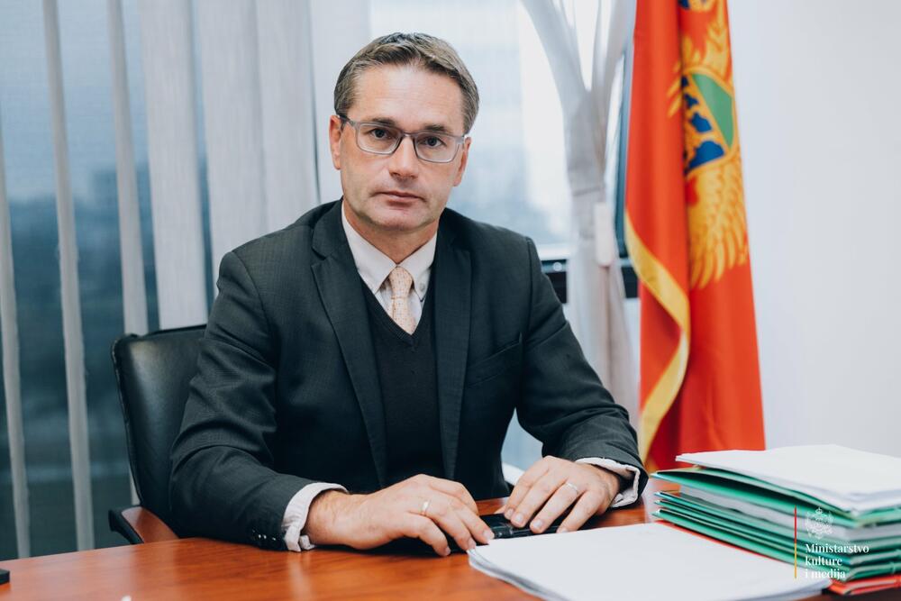 NVO opozarjajo na odliv strokovnjakov iz javne uprave po odstopu direktorja direktorata za medije