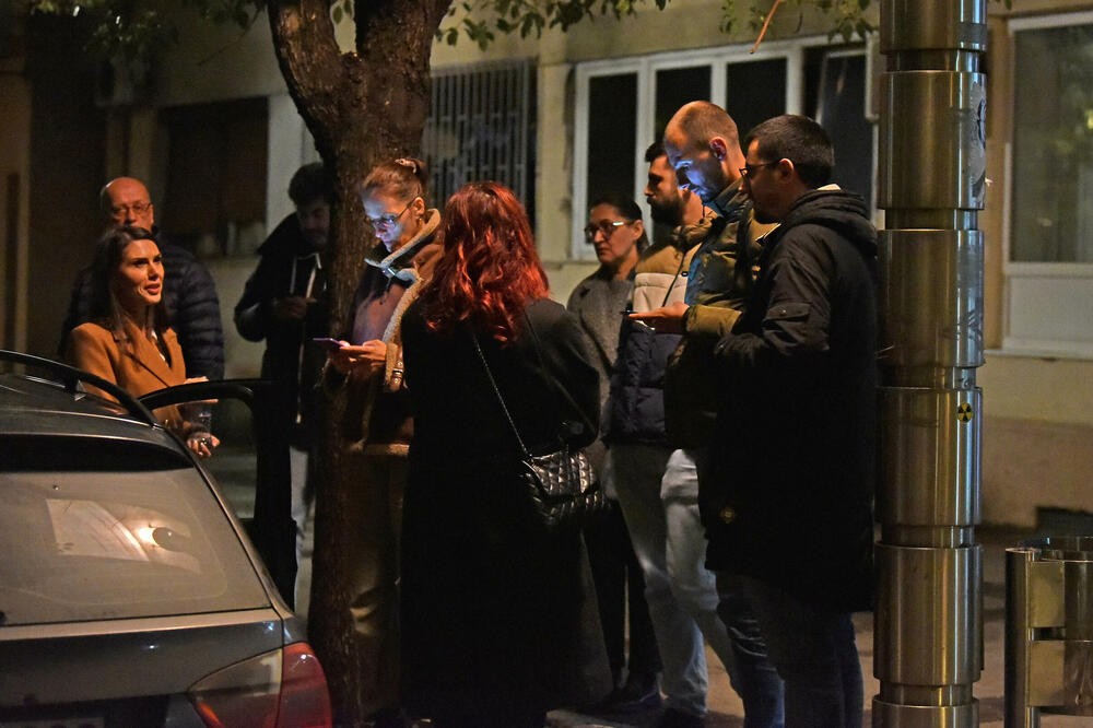 Novinari ispred zgrade Vlade, Foto: Boris Pejović
