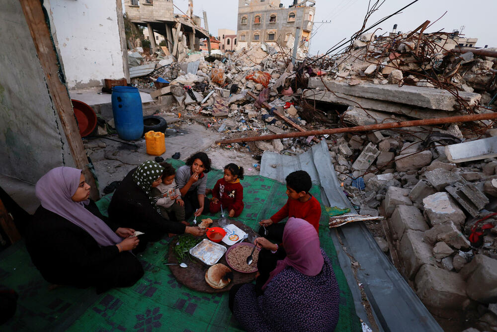 Palestinci na ruševinama svoje kuće u Rafi