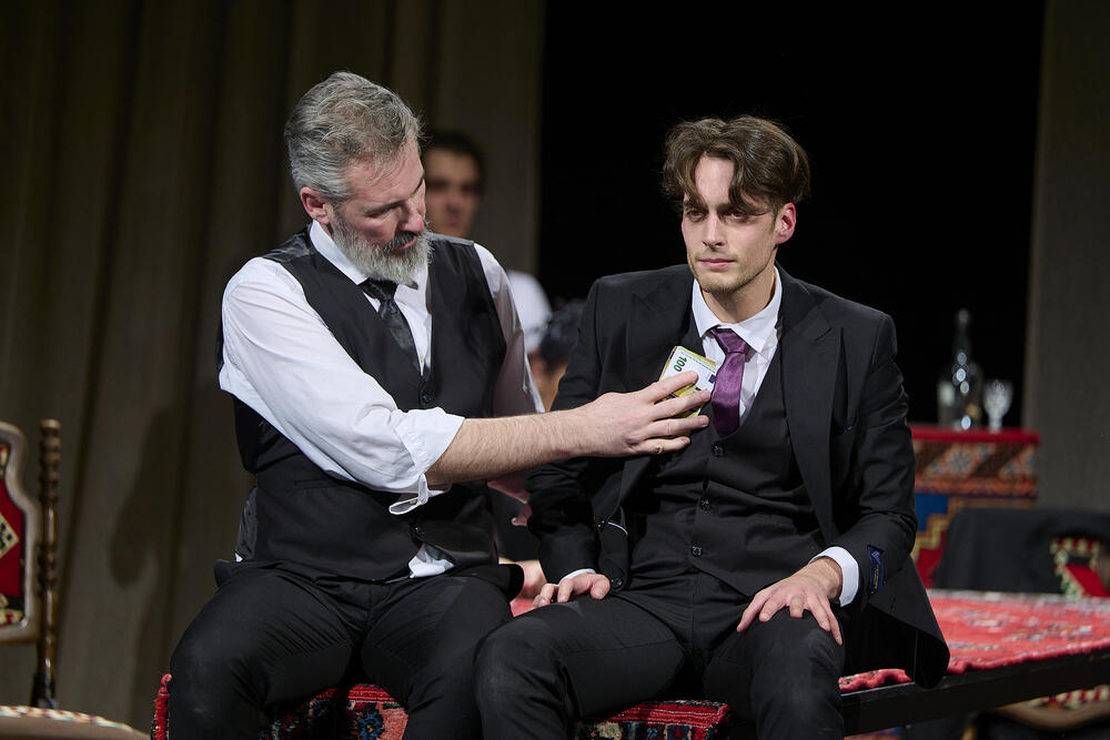 <p>"Ova porodično-politička farsa je priča o društvu koje je do te mjere izgubilo ljudsko dostojanstvo da može svijet da posmatra samo kroz oči uskih političkih interesa"</p>