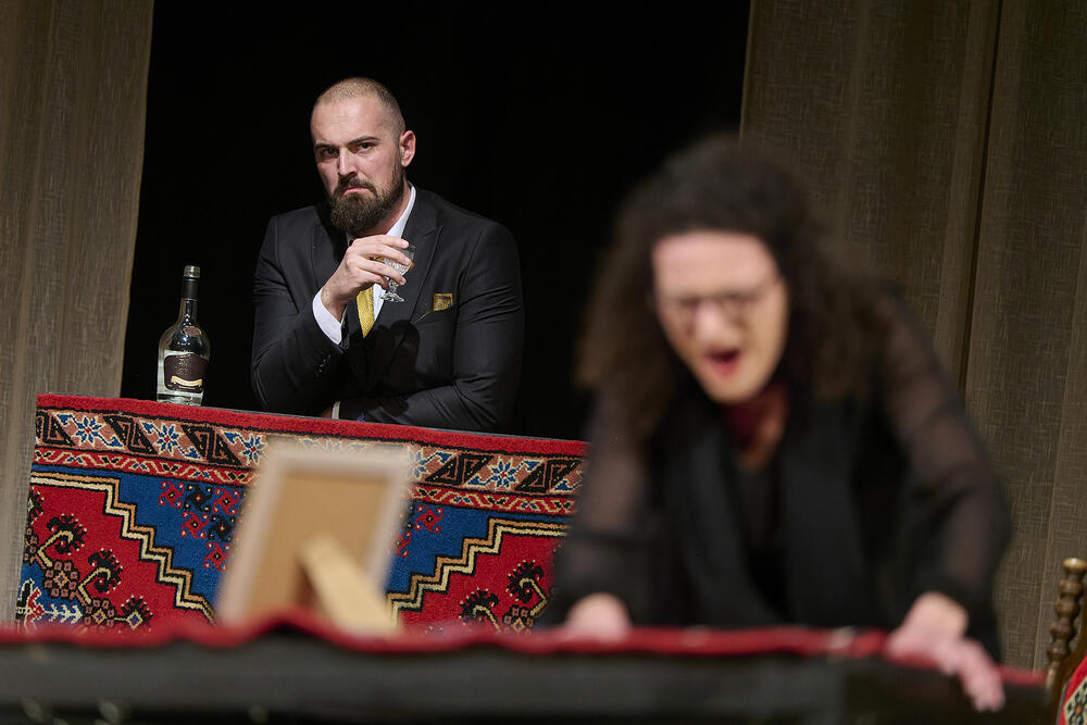 <p>"Ova porodično-politička farsa je priča o društvu koje je do te mjere izgubilo ljudsko dostojanstvo da može svijet da posmatra samo kroz oči uskih političkih interesa"</p>