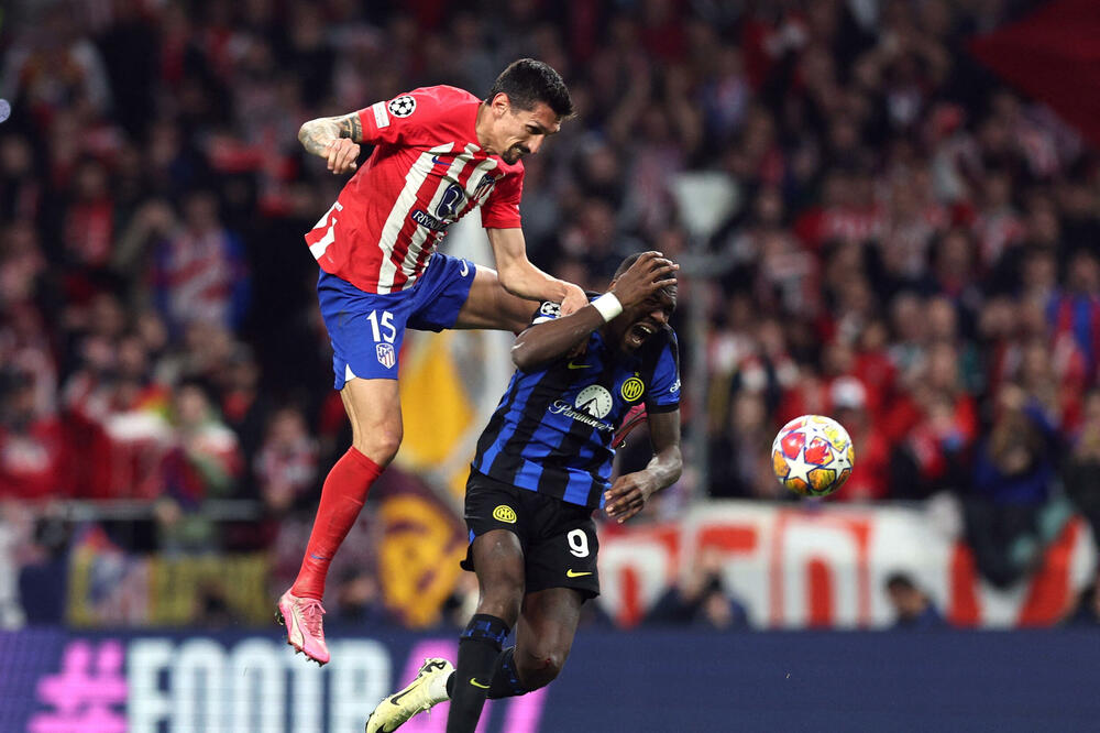 Bez milosti prema Interu: Savić je dobio mnoge duele sa Markusom Tiramom, Foto: Reuters