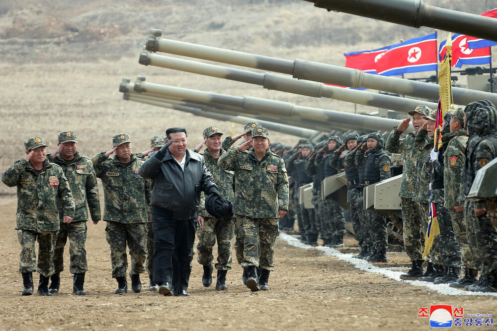 <p>Kim je novi tenk koji je korišćen danas na obuci nazvao "najmoćnijim na svijetu", prenosi KCNA. U izvještaju se dalje navodi da je Kim sjeo u jedan od novih tenkova i sam ga vozio<br /> </p>