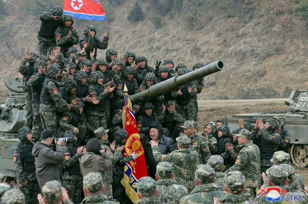 <p>Kim je novi tenk koji je korišćen danas na obuci nazvao "najmoćnijim na svijetu", prenosi KCNA. U izvještaju se dalje navodi da je Kim sjeo u jedan od novih tenkova i sam ga vozio<br /> </p>
