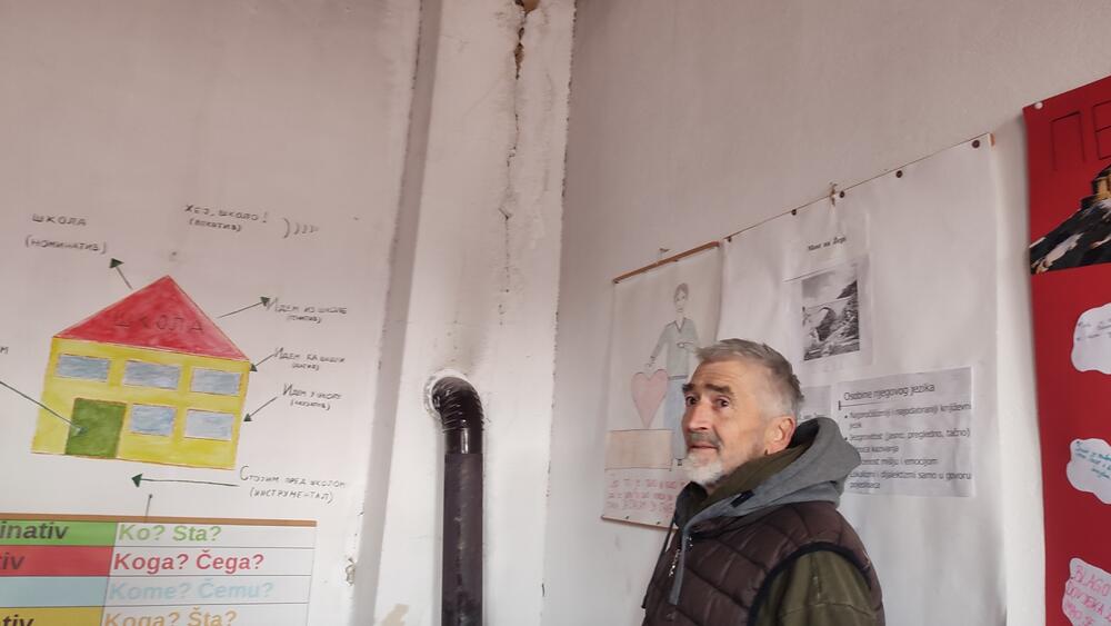 <p>"Sreća je da nije bilo ljudskih žrtava, a nije bilo žrtava ni od onoga od čega ovaj narod živi, a to je stoka, jer je od potresa oštećeno dosta štala"</p>