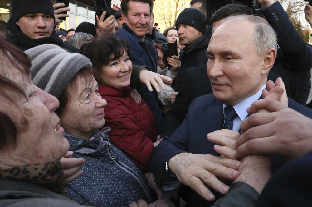 Putin sa pristalicama kod Stavropolja, Foto: Beta/AP