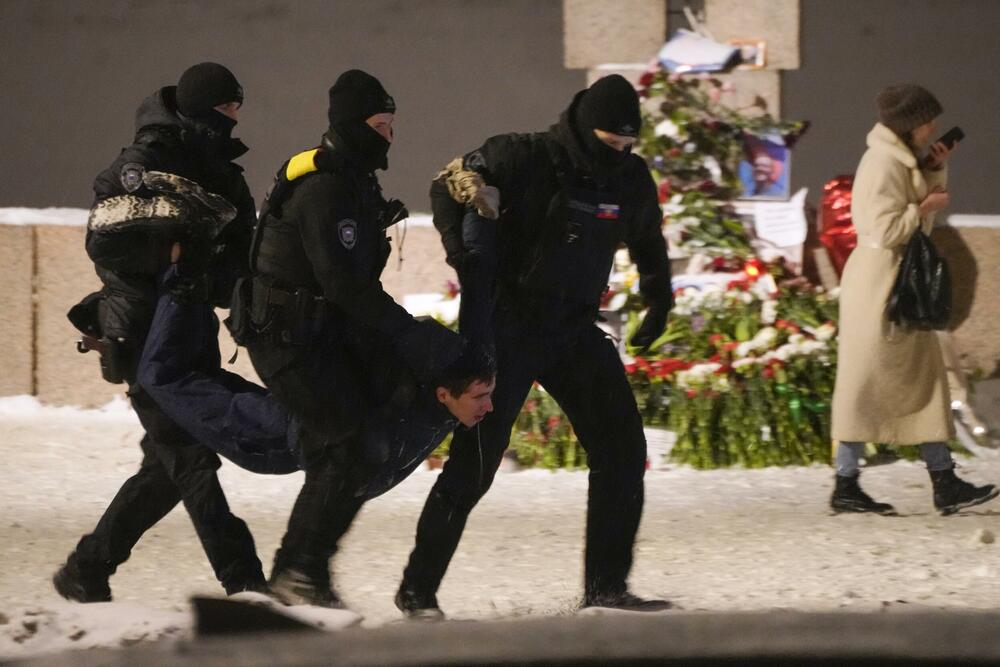 Privođenje muškarca koji je ostavio cvijeće za Navaljnog na Spomenik žrtvama političke represije u Sankt Peterburgu