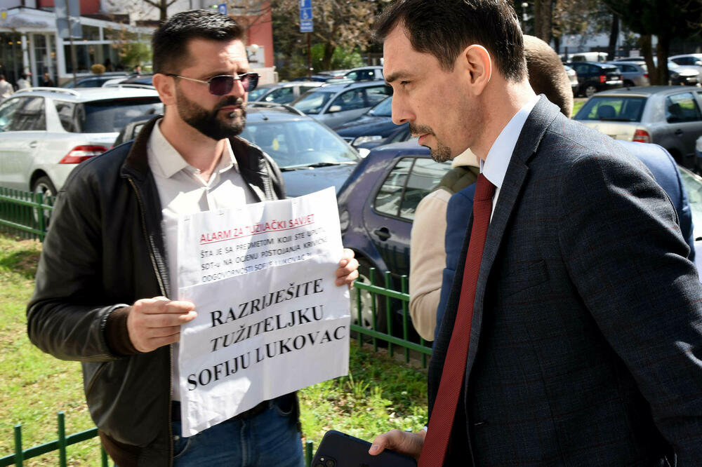 Marković dolazi na sjednicu pored članova porodice Mašnić, Foto: Luka Zekovic