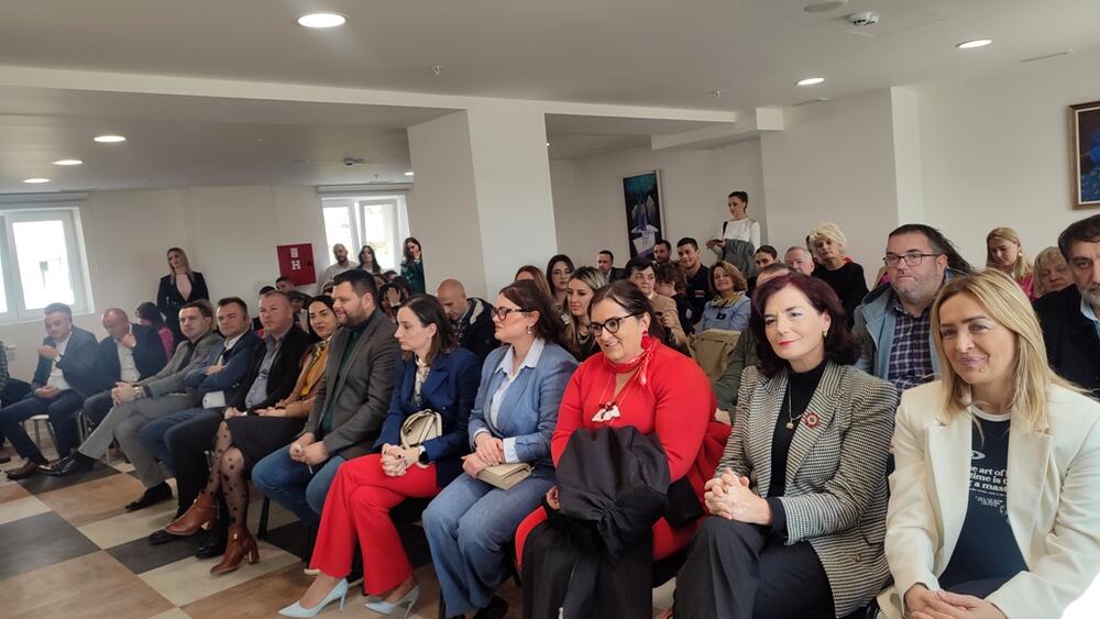 <p>„Društveni život korisnika je obogaćen mnogobrojnim aktivnostima kao što su izleti, radionice, slikarske kolonije i izložbe, pozorišni i koncertni nastupi i književne večeri“, kazala je v.d. direktorice Jelena Banjević</p>