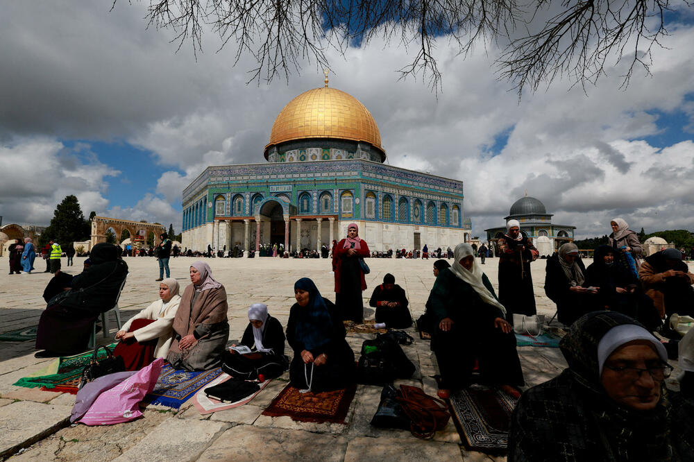 Muslimanski vjernici se okupljaju prije početka prve molitve petkom tokom Ramazana na imanju Al-Aksa, takođe poznatom Jevrejima kao Brdo hrama, u Starom gradu Jerusalima, Foto: Reuters