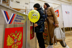 The first day of elections in Russia: Paint in ballot boxes, Molotov...
