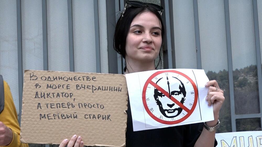 <p>U Crnoj Gori je glasanje na ruskim predsjedničkim izborima organizovano u zgradi Amabsade Rusije u Podgorici. Biralište je otvoreno od osam do 20 časova</p>