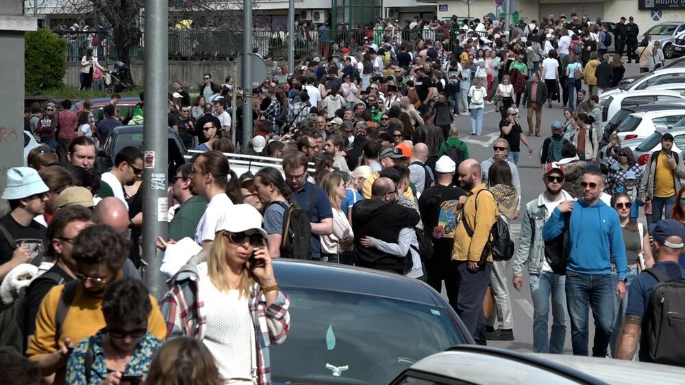 <p>U Crnoj Gori je glasanje na ruskim predsjedničkim izborima organizovano u zgradi Amabsade Rusije u Podgorici. Biralište je otvoreno od osam do 20 časova</p>