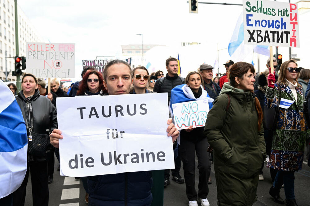 <p>Dok je ona ulazila u ambasadu Rusije u Berlinu, pristalice Navaljnog su skandirale - "Julija, Julija, mi smo uz tebe!", prenijela je agencija Frans pres sa lica mjesta</p>