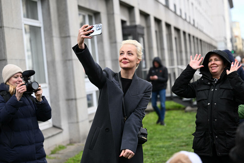 <p>Dok je ona ulazila u ambasadu Rusije u Berlinu, pristalice Navaljnog su skandirale - "Julija, Julija, mi smo uz tebe!", prenijela je agencija Frans pres sa lica mjesta</p>