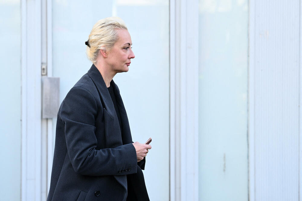 <p>Dok je ona ulazila u ambasadu Rusije u Berlinu, pristalice Navaljnog su skandirale - "Julija, Julija, mi smo uz tebe!", prenijela je agencija Frans pres sa lica mjesta</p>