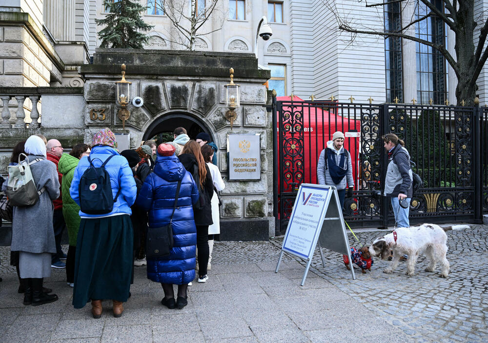 <p>Dok je ona ulazila u ambasadu Rusije u Berlinu, pristalice Navaljnog su skandirale - "Julija, Julija, mi smo uz tebe!", prenijela je agencija Frans pres sa lica mjesta</p>