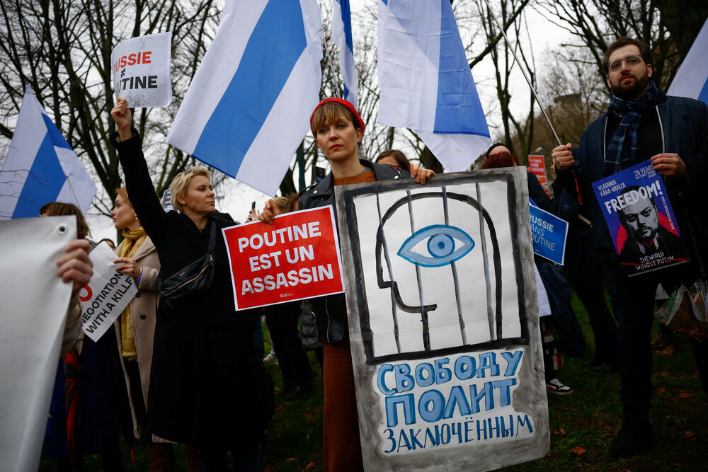 <p>Dok je ona ulazila u ambasadu Rusije u Berlinu, pristalice Navaljnog su skandirale - "Julija, Julija, mi smo uz tebe!", prenijela je agencija Frans pres sa lica mjesta</p>