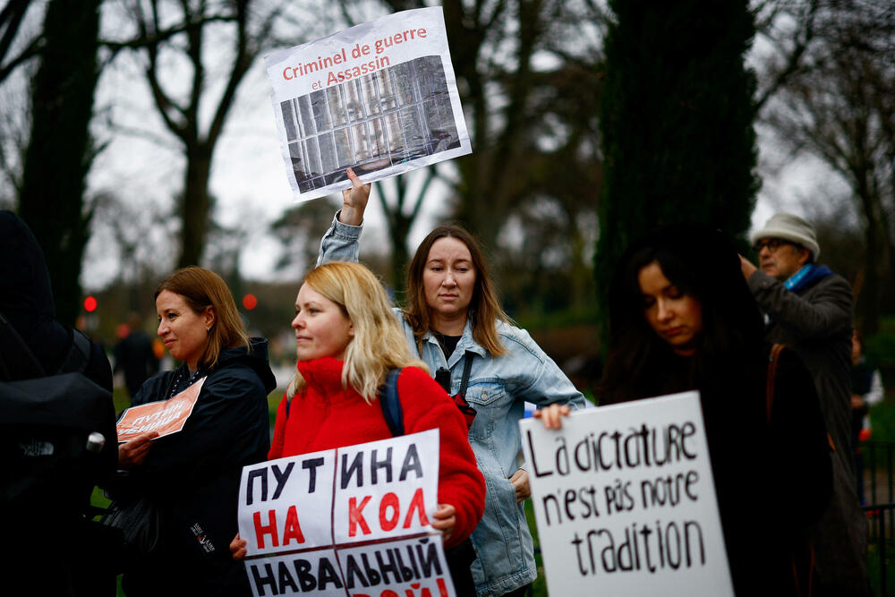 <p>Dok je ona ulazila u ambasadu Rusije u Berlinu, pristalice Navaljnog su skandirale - "Julija, Julija, mi smo uz tebe!", prenijela je agencija Frans pres sa lica mjesta</p>