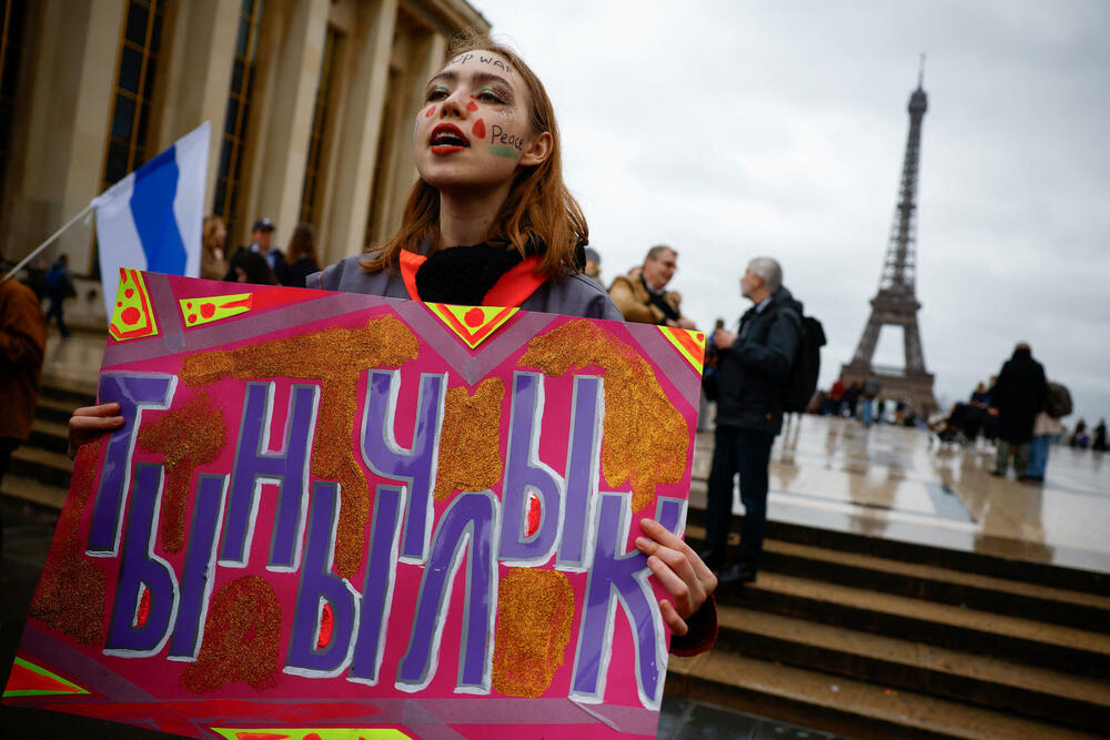 <p>Dok je ona ulazila u ambasadu Rusije u Berlinu, pristalice Navaljnog su skandirale - "Julija, Julija, mi smo uz tebe!", prenijela je agencija Frans pres sa lica mjesta</p>