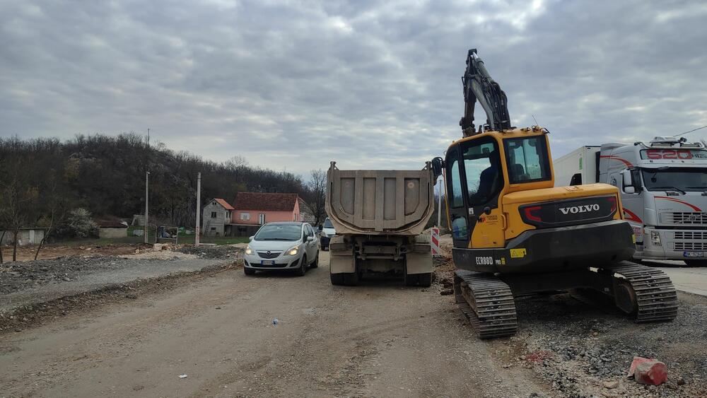 <p>Rekonstrukcija puta Nikšić-Kuside, dužine 6,3 kilometra, započeta je u junu prošle godine i planirano je da bude završena za dvanaest mjeseci, građani i vozači nezadovoljni dinamikom radova</p>