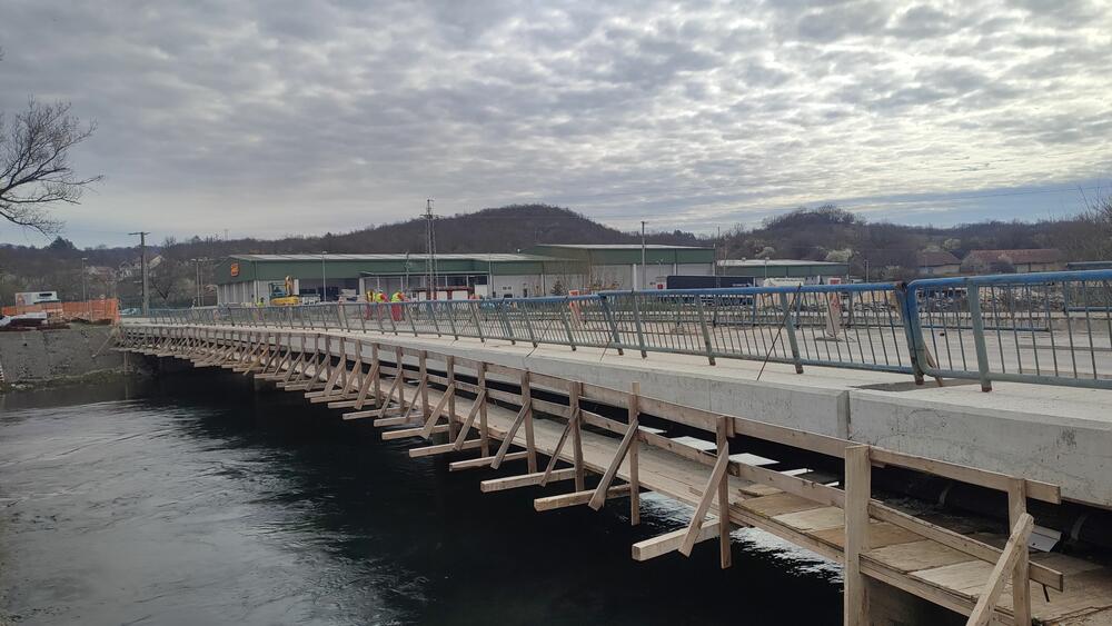 <p>Rekonstrukcija puta Nikšić-Kuside, dužine 6,3 kilometra, započeta je u junu prošle godine i planirano je da bude završena za dvanaest mjeseci, građani i vozači nezadovoljni dinamikom radova</p>