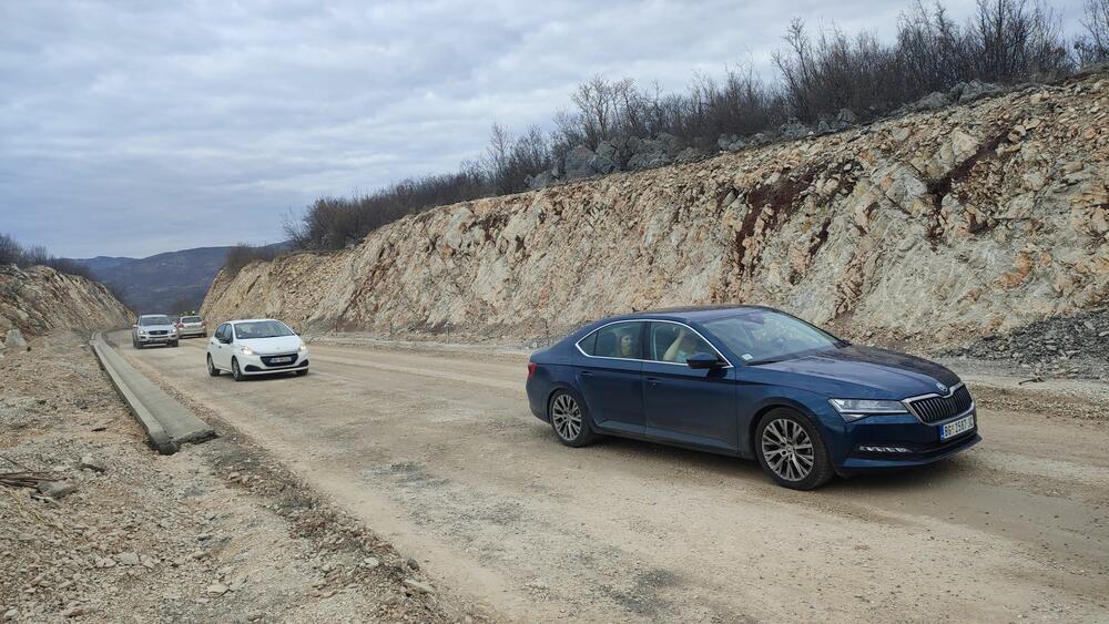 <p>Rekonstrukcija puta Nikšić-Kuside, dužine 6,3 kilometra, započeta je u junu prošle godine i planirano je da bude završena za dvanaest mjeseci, građani i vozači nezadovoljni dinamikom radova</p>