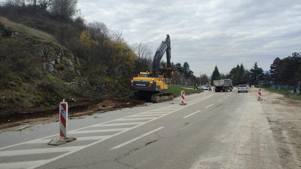 <p>Rekonstrukcija puta Nikšić-Kuside, dužine 6,3 kilometra, započeta je u junu prošle godine i planirano je da bude završena za dvanaest mjeseci, građani i vozači nezadovoljni dinamikom radova</p>