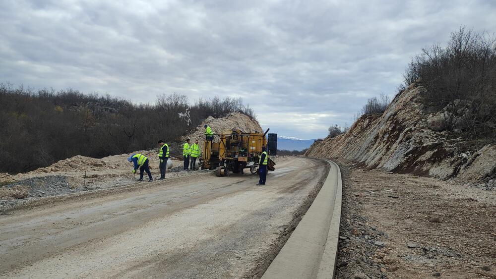 <p>Rekonstrukcija puta Nikšić-Kuside, dužine 6,3 kilometra, započeta je u junu prošle godine i planirano je da bude završena za dvanaest mjeseci, građani i vozači nezadovoljni dinamikom radova</p>