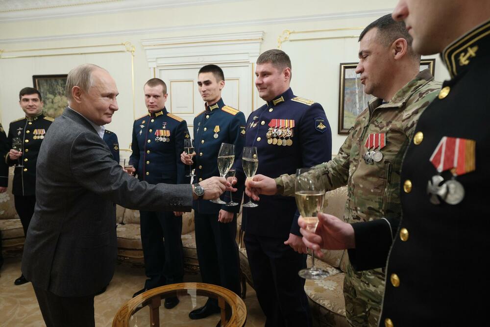 Putin nazdravlja sa ruskim vojnicima 1. januara 2024.