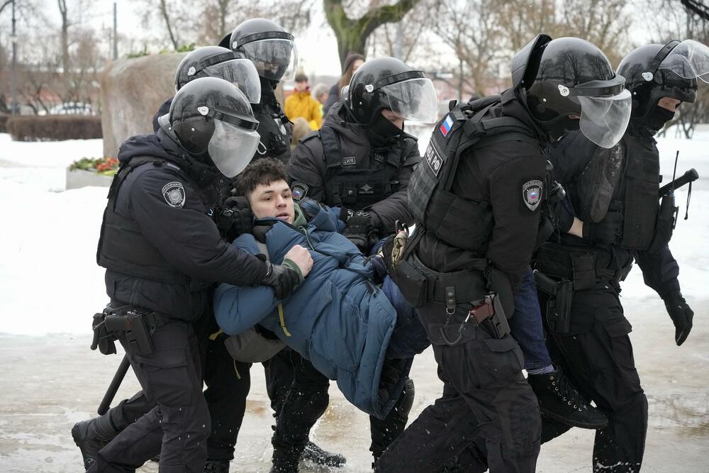 Policija privodi muškarca koji je želio da oda poštu Alekseju Navaljnom u Sankt Peterburgu 17. februara