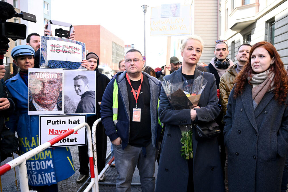 Julija Navaljnaja juče sa pristalicama ispred ruske ambasade u Berlinu