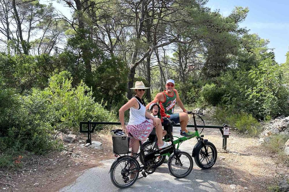 Nova iskustva i izazovi: Boško Janjušević sa porodicom, Foto: Privatna arhiva