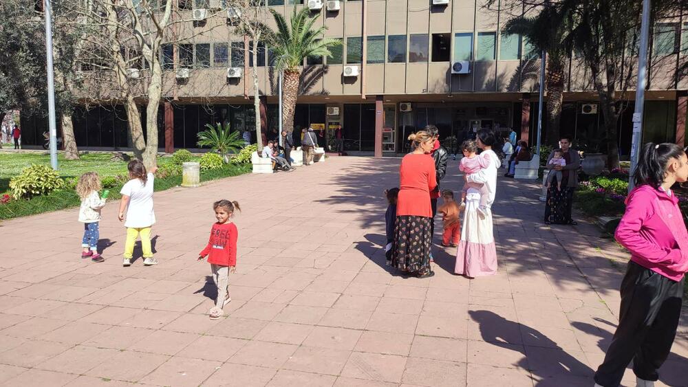 <p>Džekson Bislimi "Vijestima" je kazao da su došli svi kako bi saznali kad će se i na koji način riješiti njihovo stambeno pitanje</p>